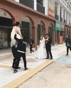 搞笑gif:最后一辆,你是来搞笑的吗