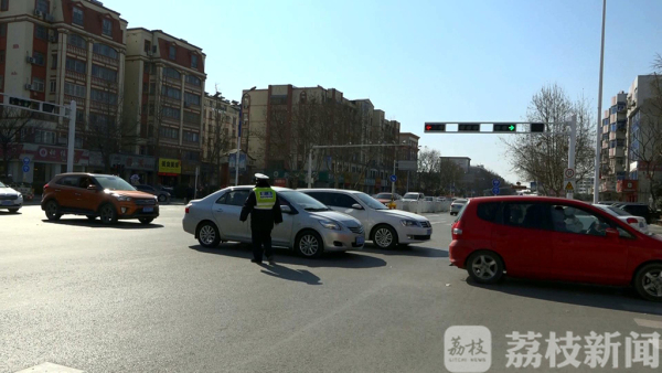 射阳:小货车违法闯禁区 无证司机掏出假证应付