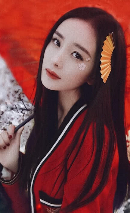 杨幂日本最新写真出炉,柴犬配美女,网友:活的不