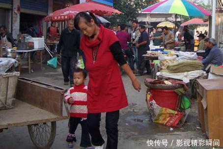 男子为了孩子找前妻复婚,进屋看到挂在墙上的