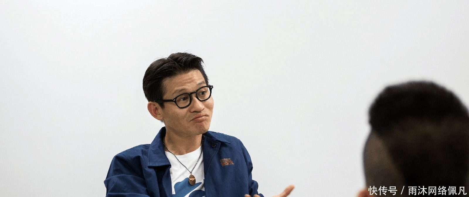 父母劝他去考公务员, 他却选择了当演员, 如今出