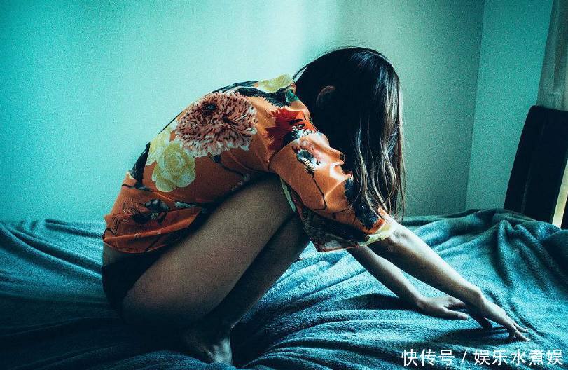 三名女子因不拉窗帘被邻居举报，大爷：她们这样会影响我孙子