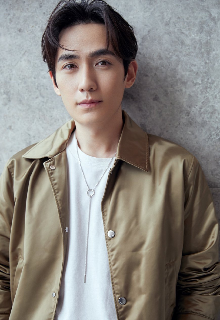 朱一龙身穿LV复古金色夹克外套出席发布会 轻