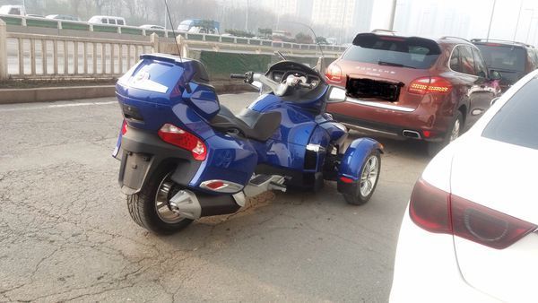 在一万元以下前边两个轮后边一个轮的摩托车什