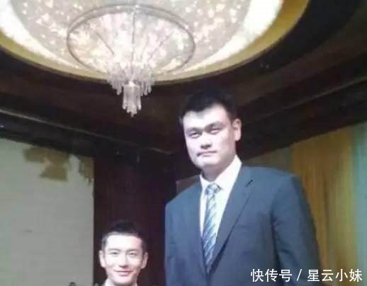 众星和姚明合影,只有杨幂最聪明!