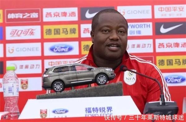 国足重演停球5米远尴尬!非洲穷国2人用1副护腿