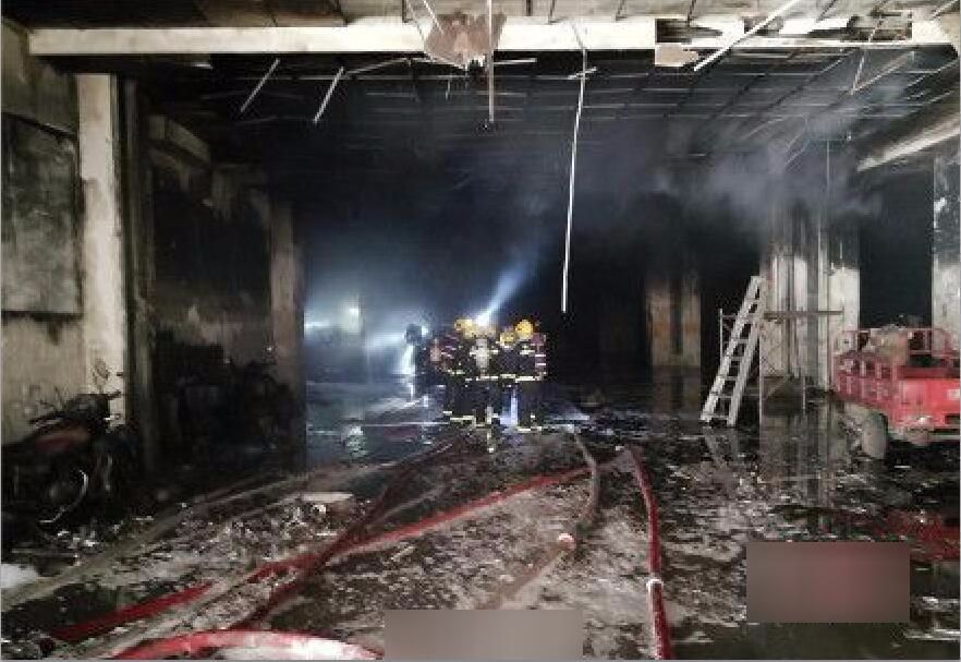 四川达州商城突发大火,700多消防官兵奋战30