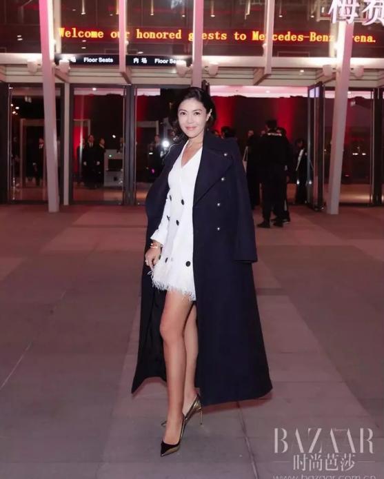 苏芒女儿带牙套也能接待一线品牌工作,强行抱