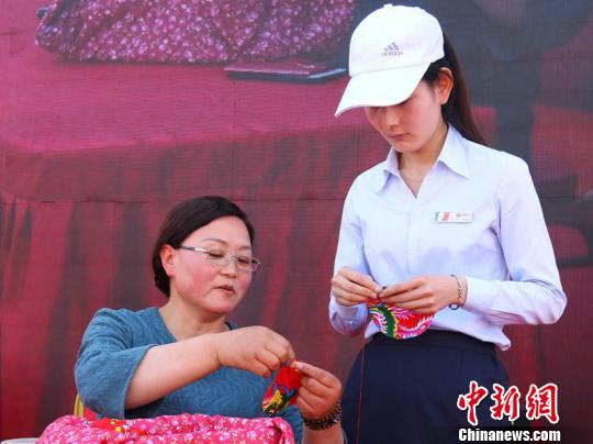 甘肃庆阳民众\"回归传统\":从烧香祈福到品味民俗