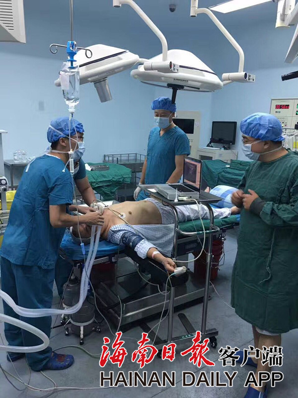 保安在手术室进行抢救.海医附院供图