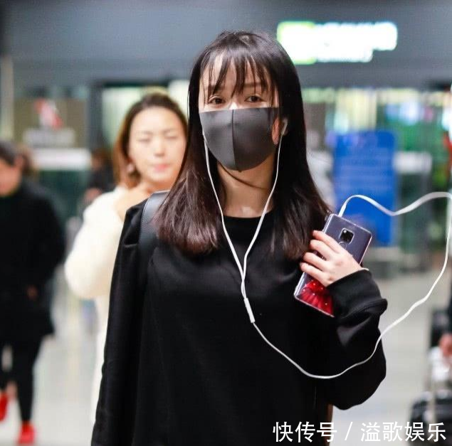 时尚:扎裤脚的同时别搭毒液靴,娄艺潇穿上成