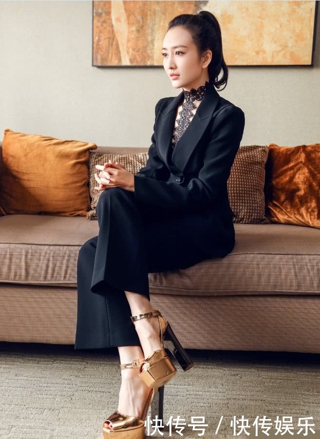 王鸥把西装穿得这么性感,胸前直接开到腰,网友