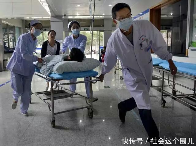 孕妇怀胎八月突然胎死腹中，抢救十小时后，医生怒骂老公“禽兽”