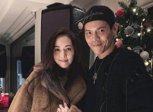 郭碧婷当众索吻向佐,一旁的黄景瑜彭昱畅亮了