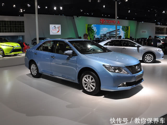 真良心日系来了,油电混合动力凯美瑞,最高2.5L发动机17万,要说现在的汽车,日系车一直都是好口碑的存在,不仅油耗很低,而且展现实力的地方也是很不错的,唯一的不好就是车身太轻,可能也是由于本国内的资源实在匮乏。今天看的这款由丰田推出的凯美瑞是如何表现的吧,这可是一款油电混合动力的,虽然发展的还不是很成熟,但是终究还是很不错的。 首先咱们来看一下这部车的外观,即使现在正火爆的款式,但是他仍旧坚持了轿车的经典设计,前脸上还是家族化的设计,线性的贯穿了整个车头的宽度,下方则是银色的进气网,作为装饰存在的它