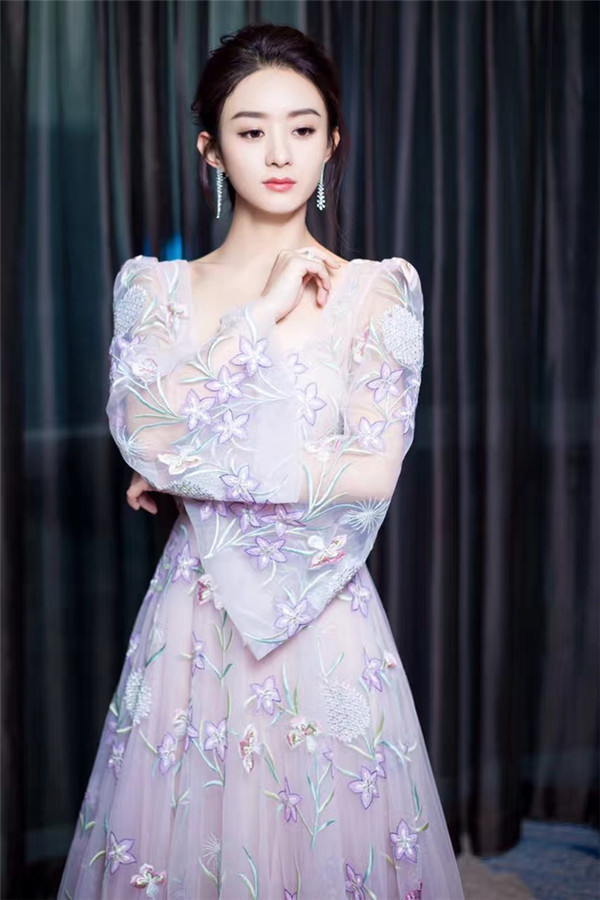 哪来的仙女!赵丽颖麻花辫清纯穿水晶鞋似公主