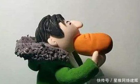 王思聪吃面包的表情火了,可同样吃面包,他的表