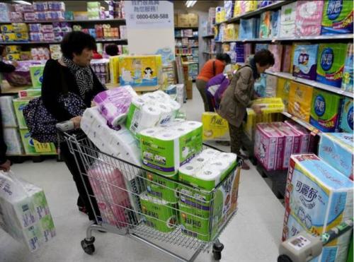 \"吃得起茶叶蛋\"的台湾民众为何疯抢卫生纸?蔡英文应对人心不