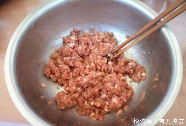 做肉馅,先加水还是先加油大厨老妈教一招,肉嫩