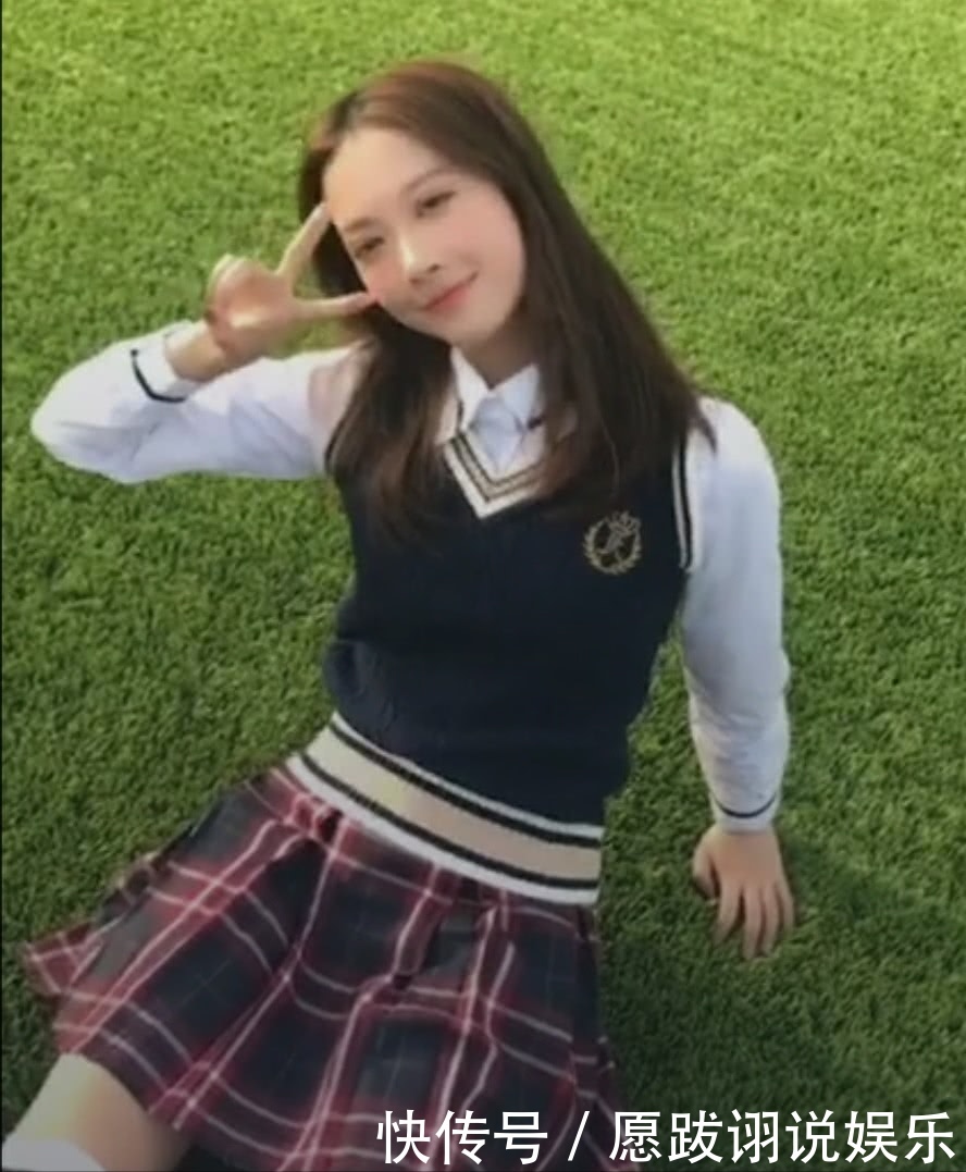 网红小甜甜正式入驻抖音,一不小心露出蚂蚁腰