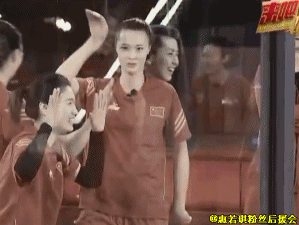 于是,某微博知名幽默博主脑补了郎导和女排姑娘们在生活