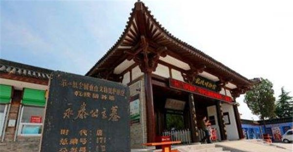 女皇壁画身怀六甲,却被少女a女皇处死,墓中妙龄高中女生搞过图片