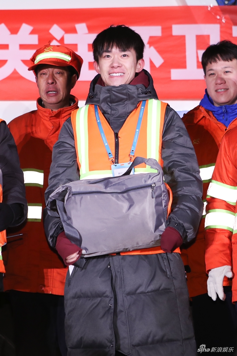 韩红爱心活动关爱环卫工人 易烊千玺体验扫马路