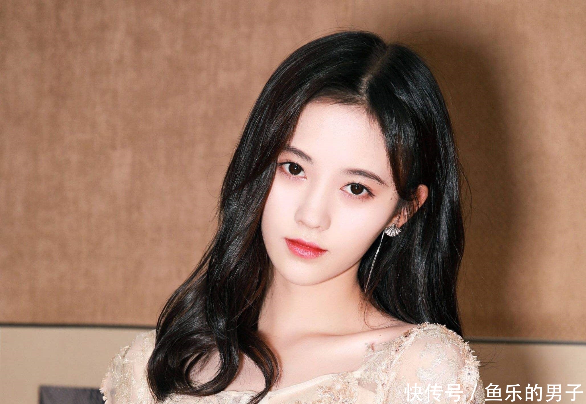 当21岁的关晓彤遇上24岁的鞠婧祎,哪个更美?