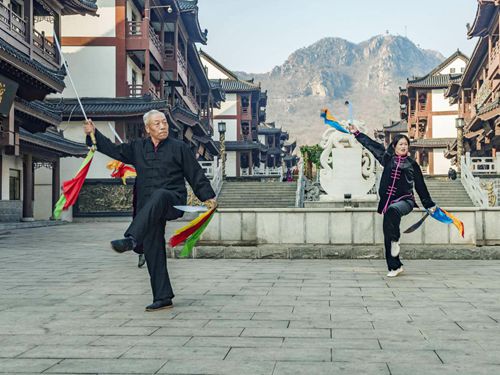 孤山镇拍摄杏花节旅游宣传片