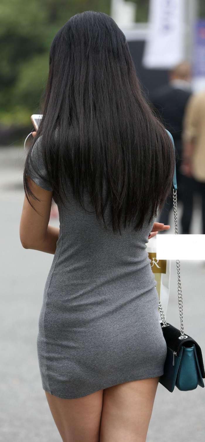 街拍:针织紧身包臀裙美女膝盖红了 心情不太好