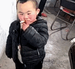 搞笑gif: 大姐这是咋了, 带了个黑眼圈!