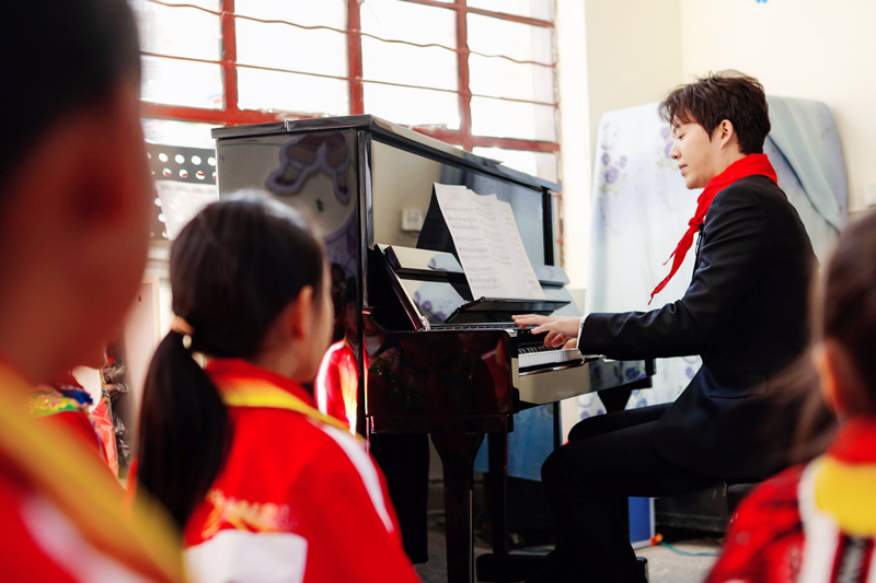 李云迪探访云南乡村小学 以音乐力量助力乡村教育