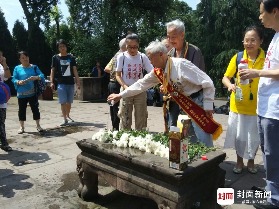 洒下一杯祭魂酒 九旬川籍抗战老兵重返昔日战场