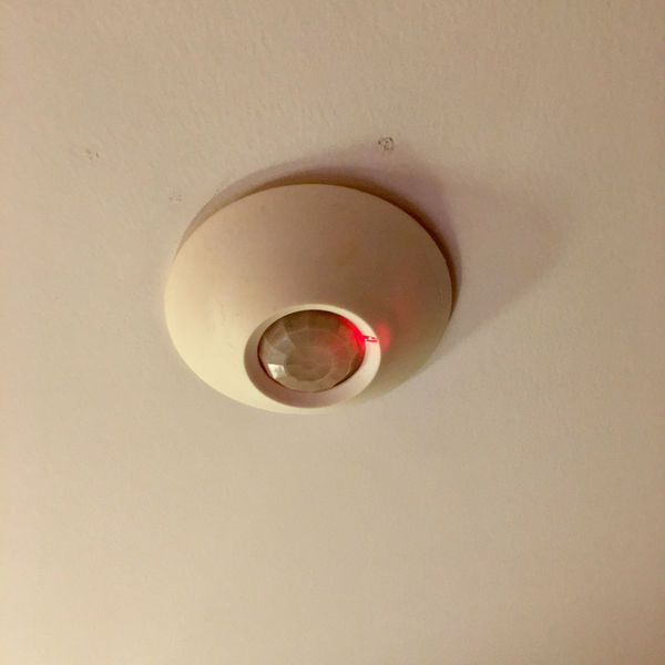 酒店房间天花板上有这个装置 不是烟雾报警器