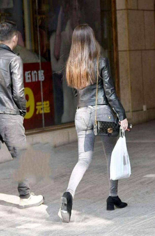 穿时髦牛仔裤出街,紧绷身材又不束缚,尽显满满