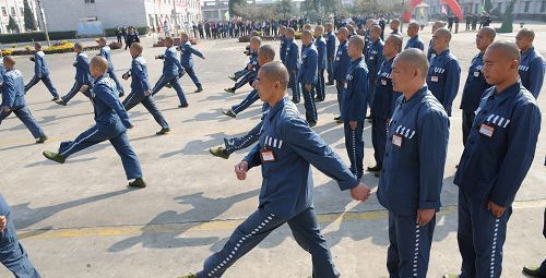 中国犯人囚衣的颜色是什么?_360问答