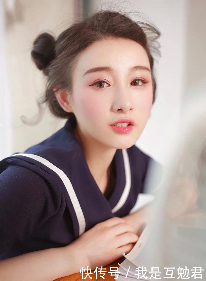 瓜子脸蓝色大学生香水jk排名v蓝色制服女士写真美女性感图片