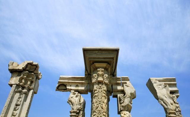 法国巴黎圣母院被烧毁,国人痛念中国历史上被