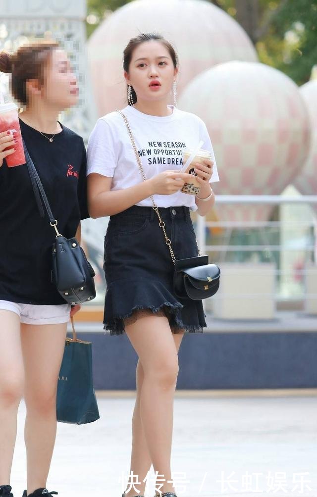 街拍吊带黑色身姿+破洞裤,尽显丰腴性感,男人形容美女性感很图片