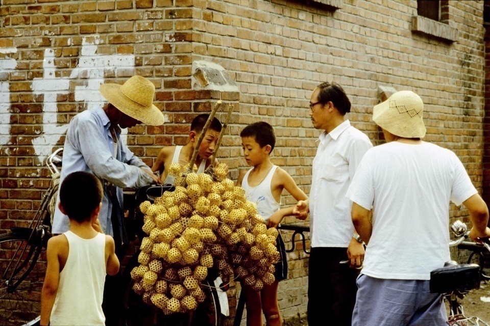 老照片：70年代北京生活往事,小贩车上满载蝈蝈笼子