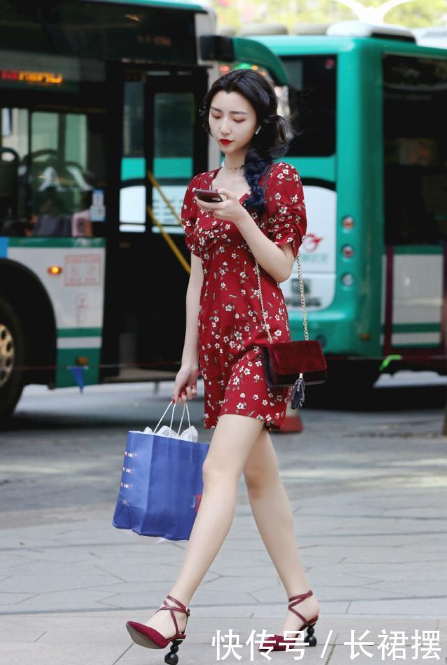 红色的短袖连衣裙,点缀着白色的花朵,极具清新甜美的味道!