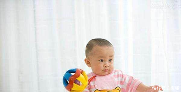 1岁的孩子喜欢摔东西,甚至打人,聪明家长要这