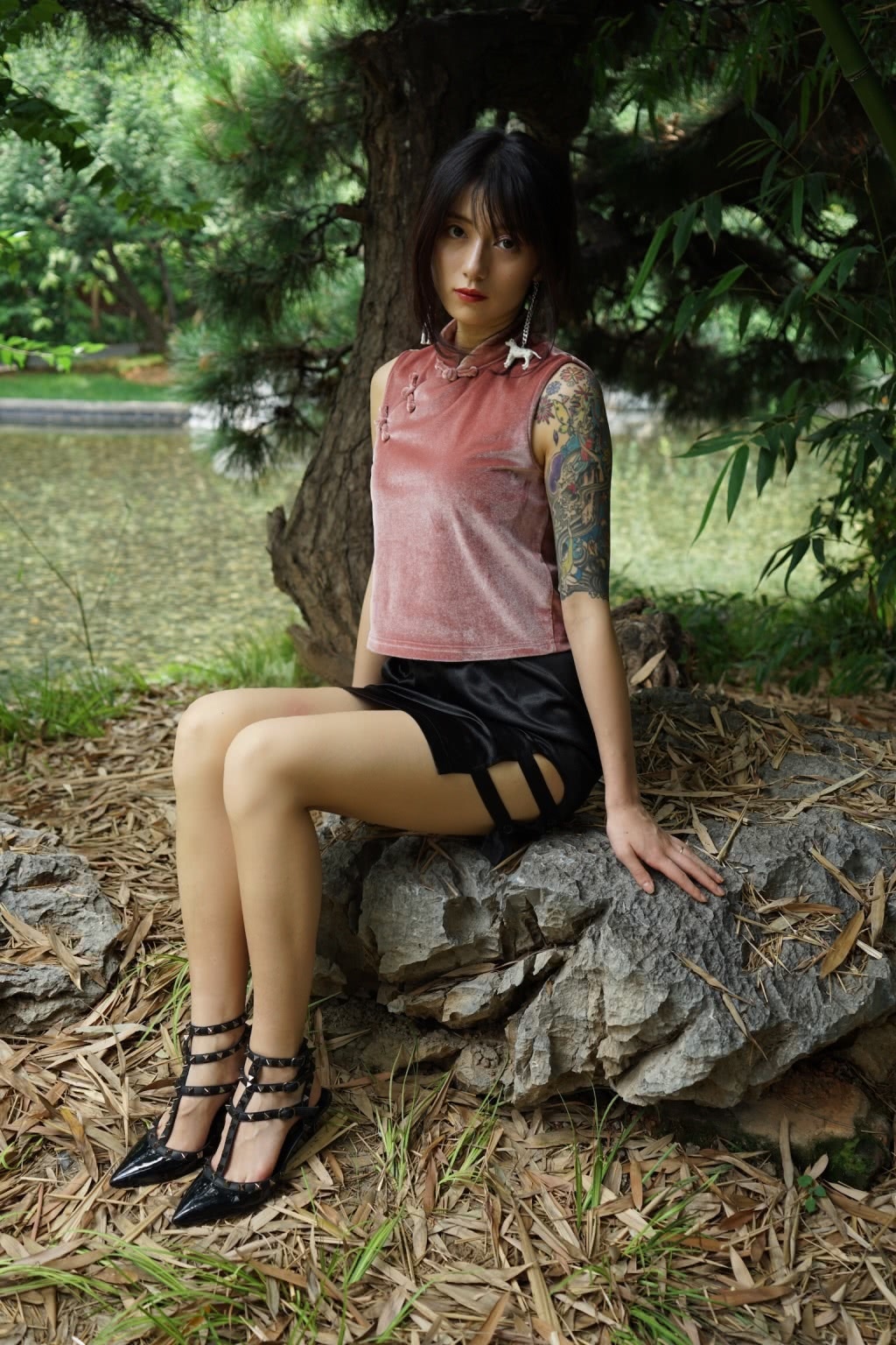 李诞携女友现身被拍无修图,网友:美女与萌宠