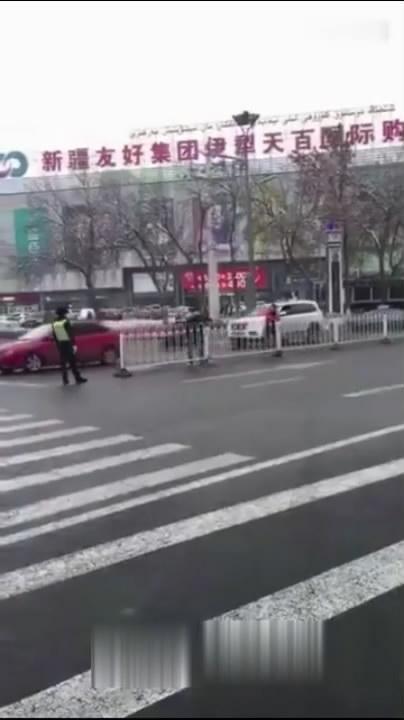 警察执法很人性, 你喜欢翻栏杆我看着, 让你翻个够