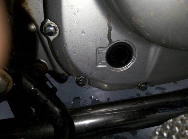 怎么换豪爵铃木钻豹的机油 啊?机油透镜怎么看