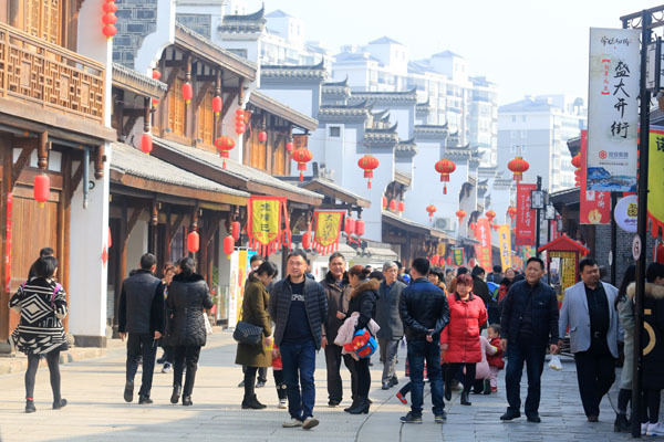 柳叶湖中心景区,常德河街,德国小镇,沙滩公园,白鹤小镇等景点游人如织