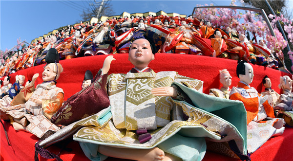 日本女儿节1800个人偶 日本胜浦市把这项传统演变成人偶娃娃展示