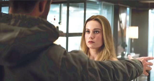 《复联4》结尾,雷神召唤斧头想要震慑惊队,然