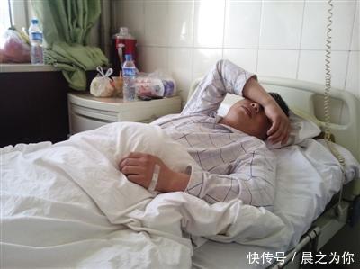 老公车祸成残疾后, 我毫不顾忌他, 带情人回家, 推开门我哭成泪人