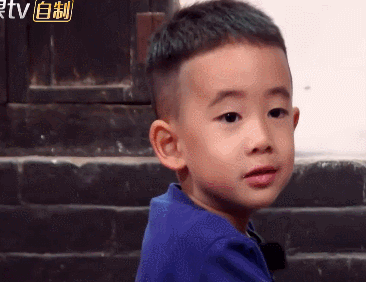 爸爸去哪儿5陈小春为jasper洗脚洗哭,应采儿大呼爽快